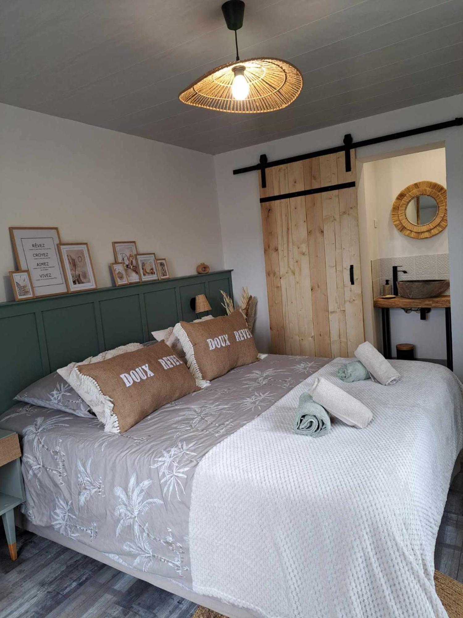 Au Charme D'Antan Bed & Breakfast Feron ภายนอก รูปภาพ